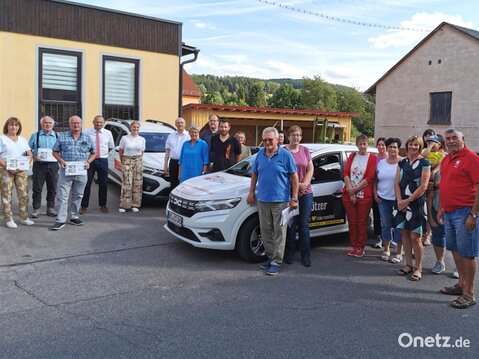 Neuer Einsatzwagen der Caritas Sozialstation Oberviechtach mit Teammitgliedern davor