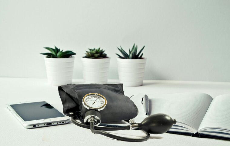 Pflegekraft legt einer Patientin zu Hause einen Verband an