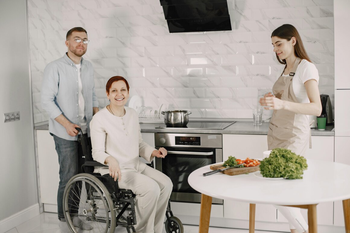 Mitarbeiterin der Caritas hilft beim Aufräumen in der Wohnung